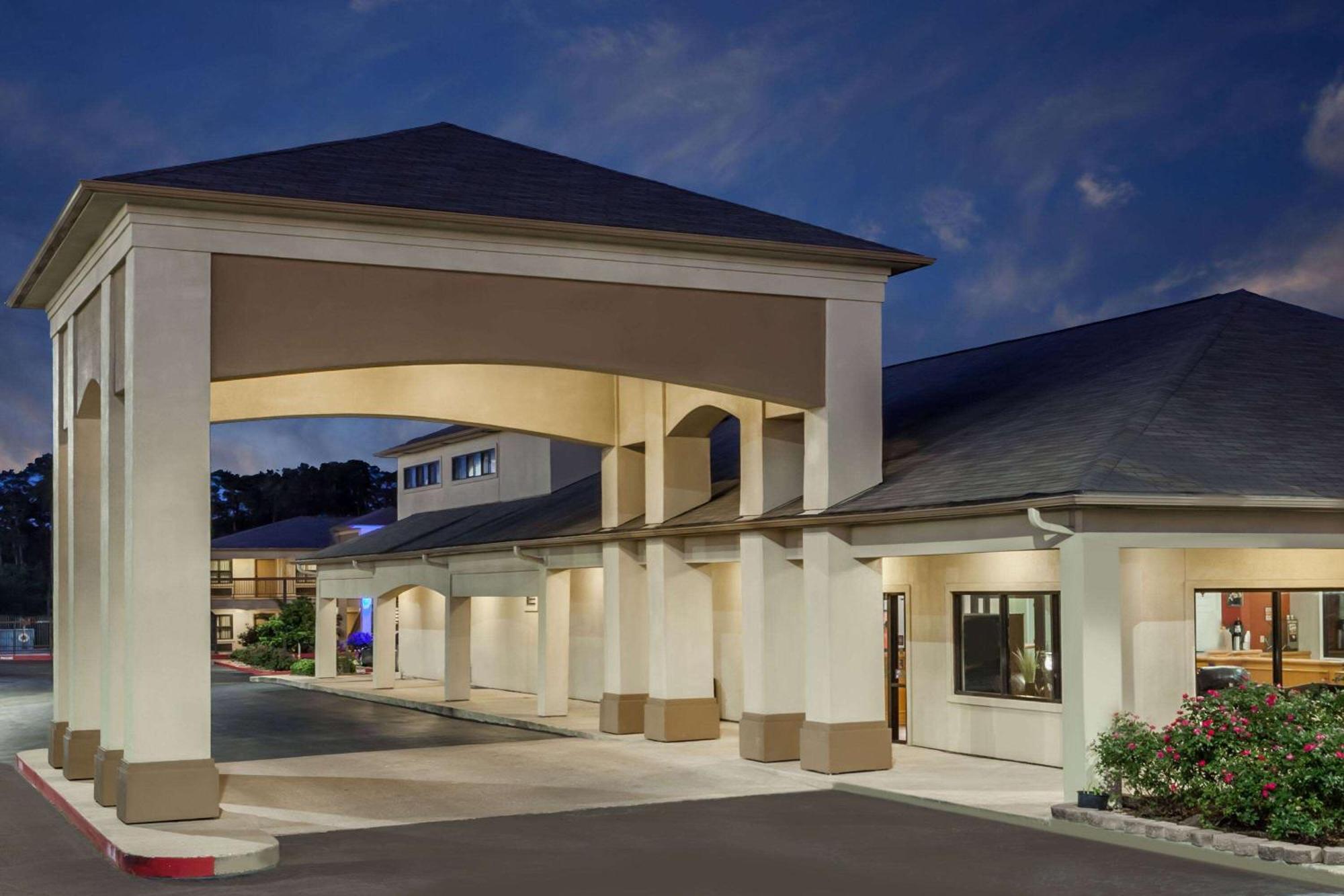 Days Inn & Suites By Wyndham Хантсвилл Экстерьер фото